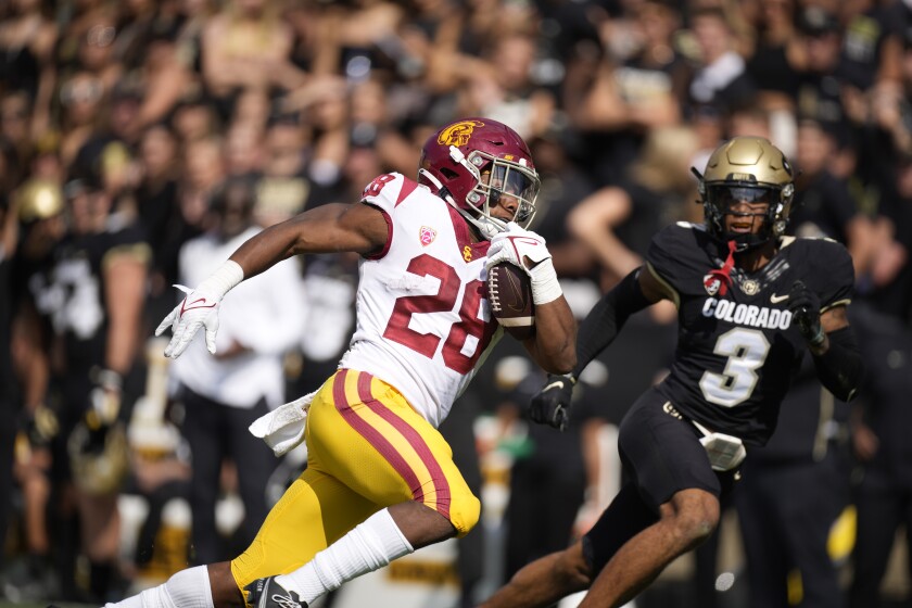 USC Runningback Keaontay Ingram wird von Colorado Cornerback Christian Gonzalez verfolgt.