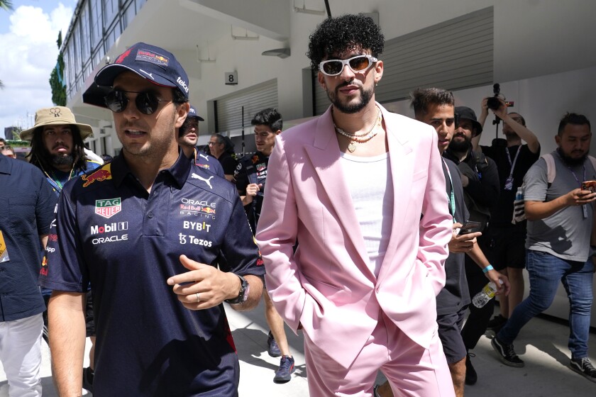 El piloto mexicano de Red Bull Sergio Pérez, izquierda, con el reggaetonero puertorriqueño Bad Bunny, 