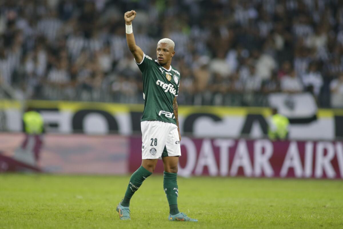 Danilo, del Palmeiras, festeja su gol ante Atlético Mineiro, 