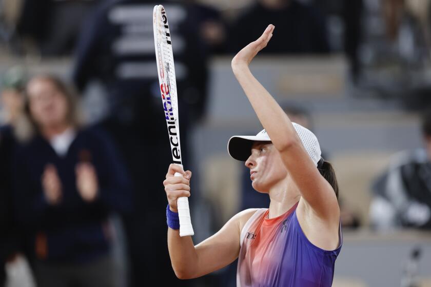 La polaca Iga Swiatek celebra tras vencer a la japonesa Naomi Osaka en la segunda ronda del Abierto de Francia el miércoles 29 de mayo del 2024. (AP Foto/Jean-Francois Badias)