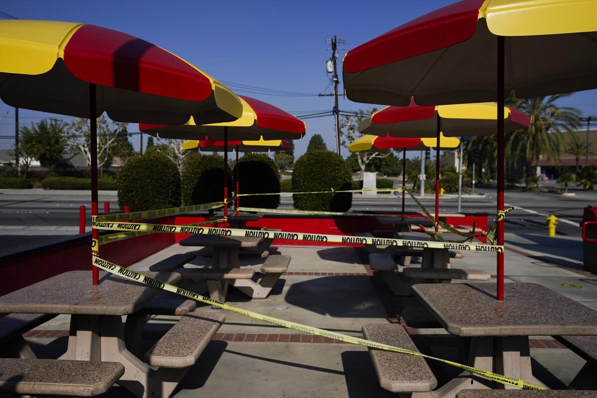 Esta fotografía muestra una zona de mesas al aire libre acordonada en Norwalk, California,