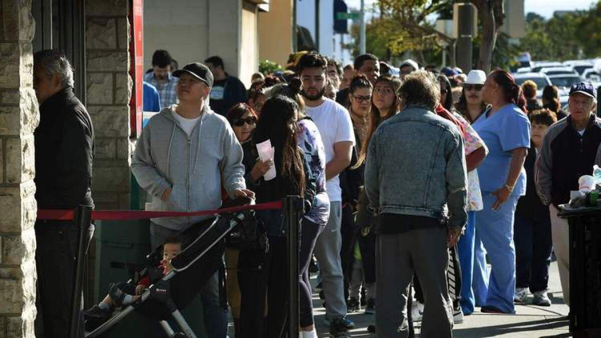 Gente se forma para comprar boletos de la lotería de California en la famosa licorería Bluebird Liquor, considerada de surte en Hawthorne.