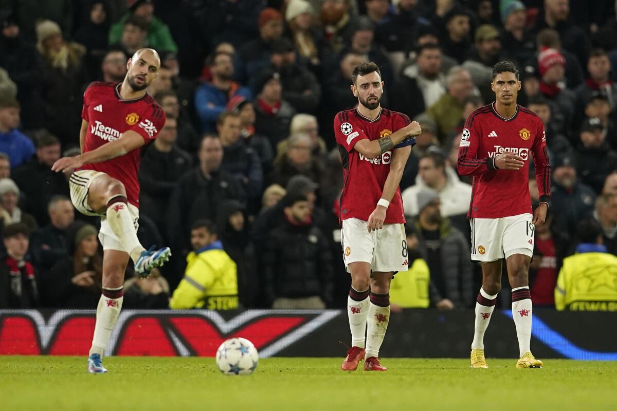 Los jugadores del Manchester United reaccionan tras el gol de Kingsley Coman