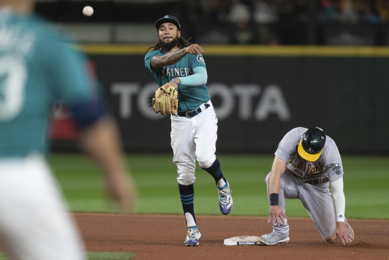 Logan Gilbert spins complete-game shutout, Mariners top Giants