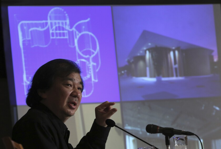 En esta imagen de archivo, el arquitecto japonés Shigeru Ban ofrece una conferencia de prensa en Tokio, Japón, el 2 de abril de 2014. (AP Foto/Eugene Hoshiko, archivo)