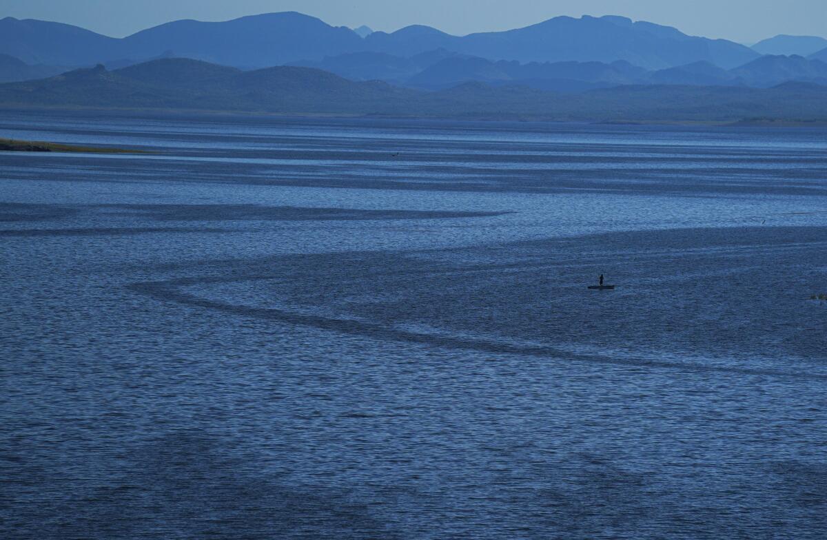 Una persona pesca en la presa Oviachic, formada con agua del río Yaqui, el martes 27 de septiembre de 2022