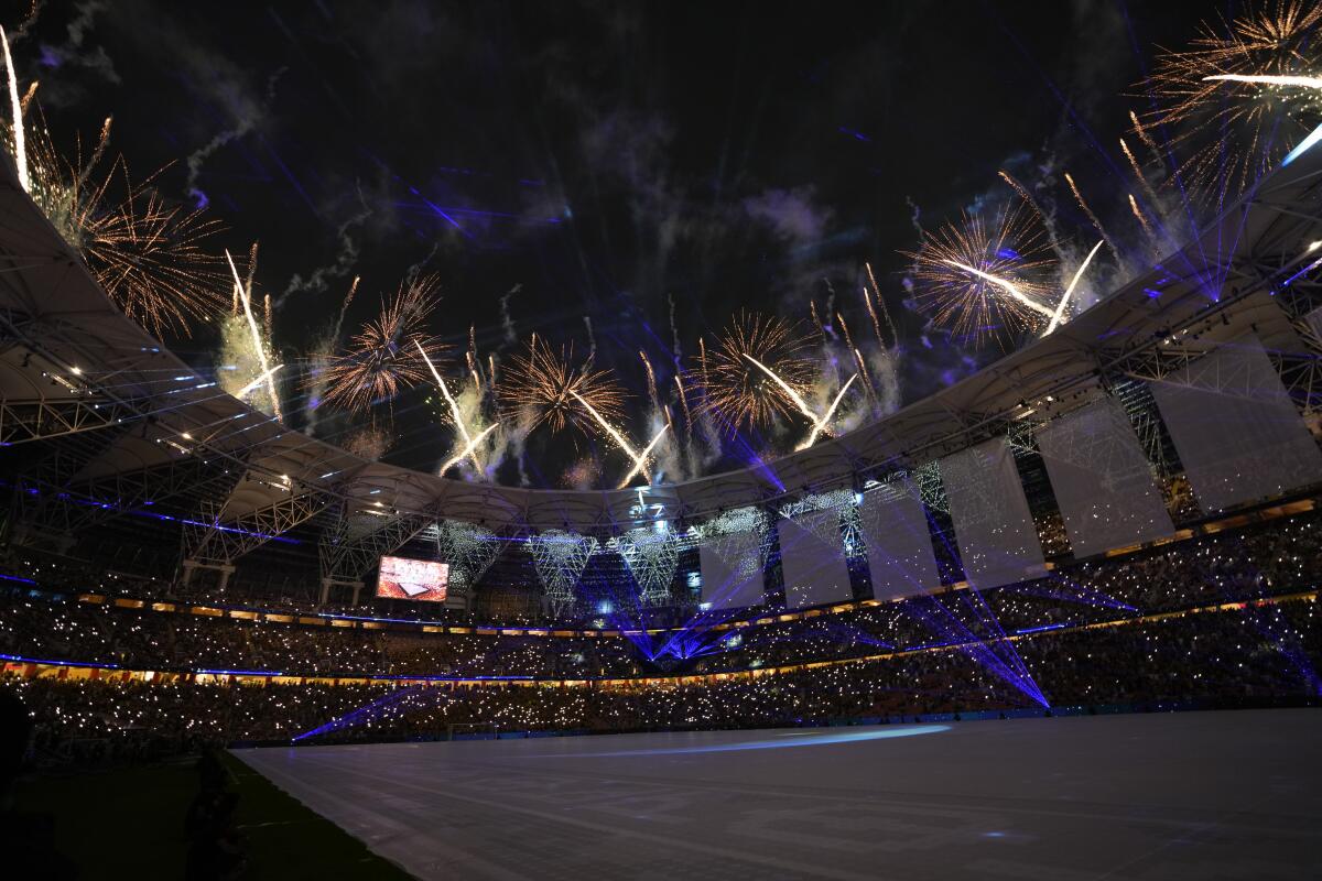 Fuegos artificiales durante la ceremonia de apertura del Mundial de Clubes