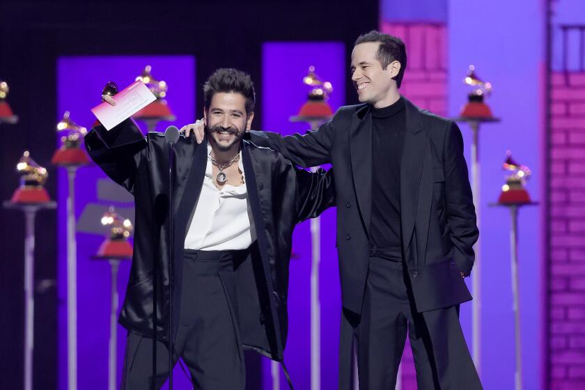 Camilo y Edgar Barrera aceptan el Grammy a Mejor Canción Pop por "Vida de Rico"