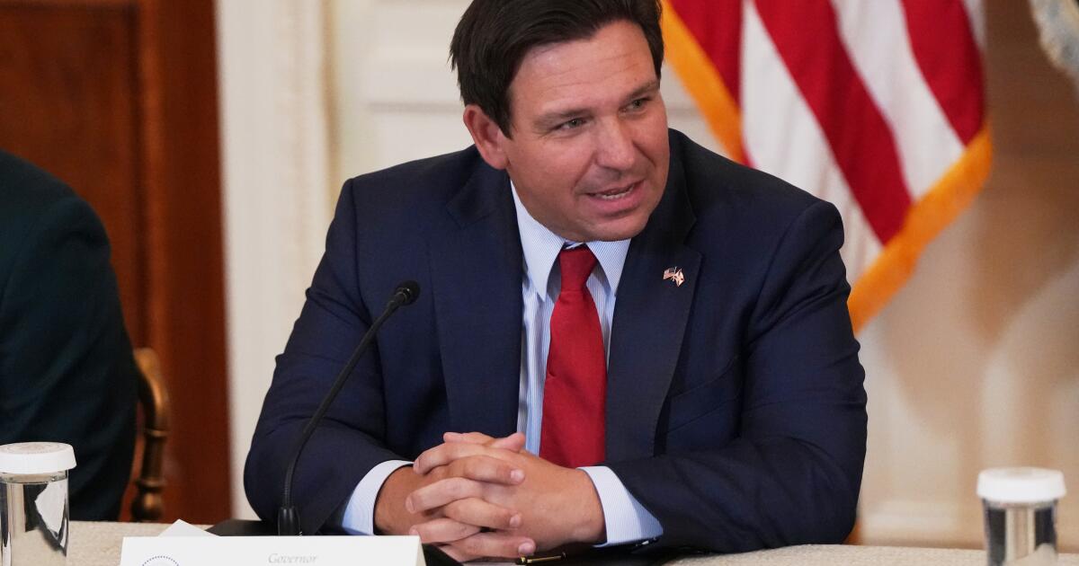 DeSantis signe une loi de Floride pour qualifier les groupes de terroristes et expulser les partisans étudiants