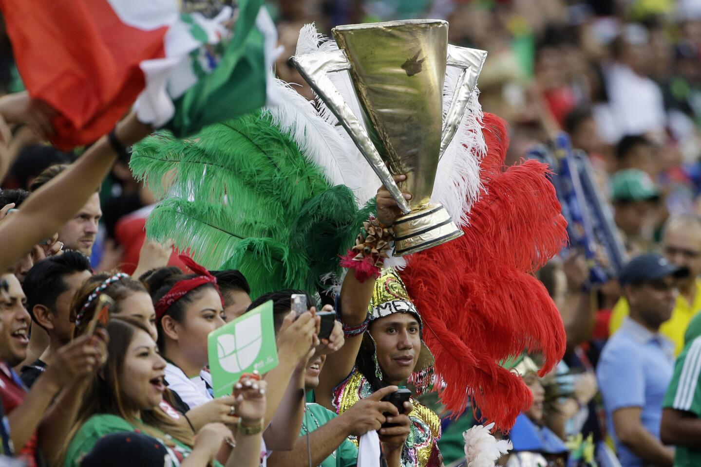 Fans cheer before the CONCACAF Gold Cup championship soccer match between Mexico and Jamaica, Sunday, July 26, 2015, in Philadelphia. (AP Photo/Matt Rourke)