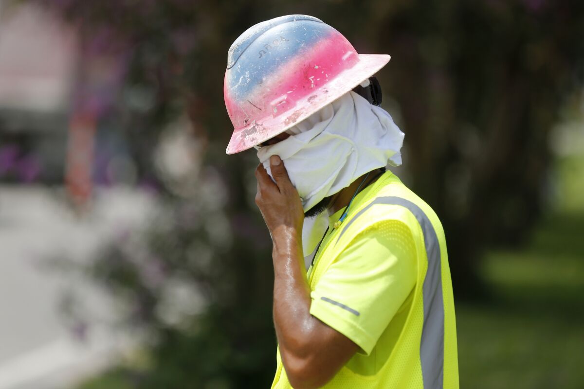 Un albañil se seca el rostro en un sitio de construcción de Kenner, Luisiana, el martes 13 de agosto de 2019. (AP Foto/Gerald Herbert)