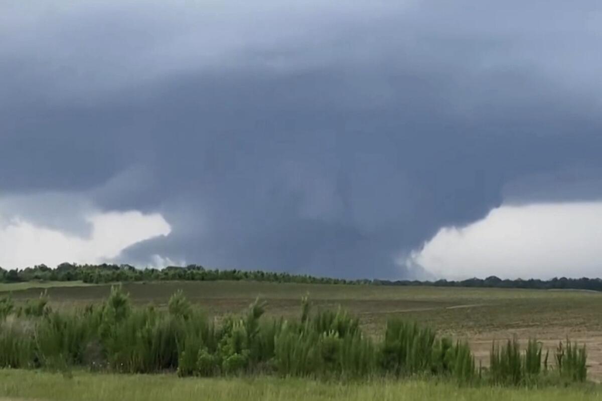 Esta imagen tomada de un video muestra un tornado