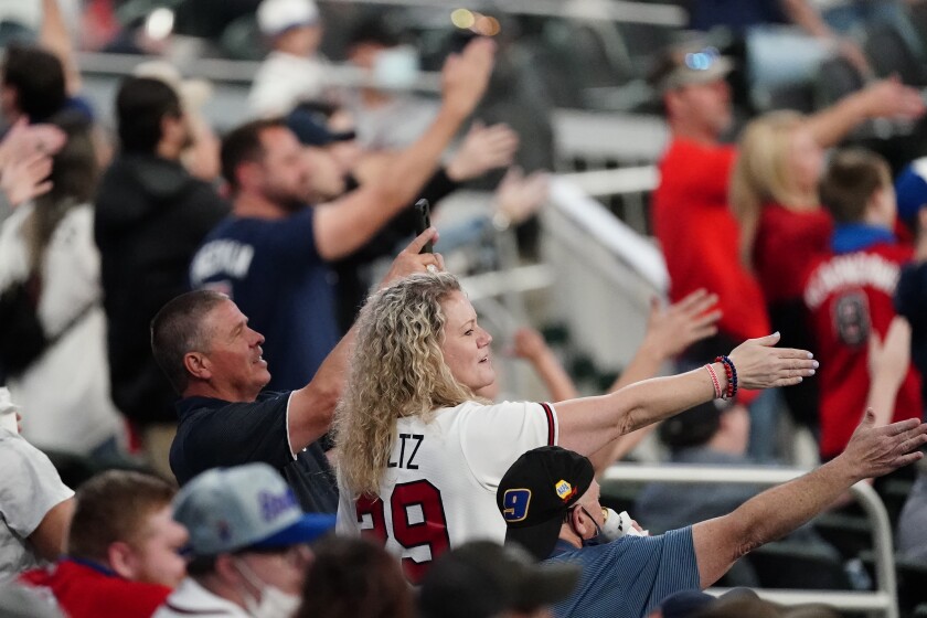 ARCHIVO.- 10 de abril del 2021 aficionados de los Bravos de Atlanta realizan el tomahawk chop durante el encuentro ante los Filis de Filadelfia. El jueves 28 de octubre del 2021, los Bravos seguirán haciendo el cántico y movimiento con la mano con el apoyo del comisionado Rob Manfred durante la Serie Mundial. (AP Photo/John Bazemore, File)