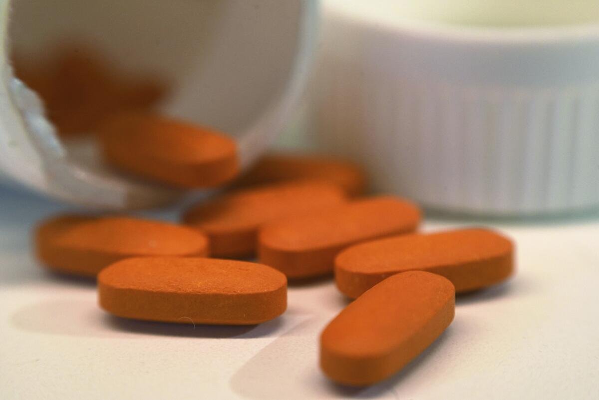 ARCHIVO - Tabletas de ibuprofeno arregladas para una fotografía el jueves 2 de noviembre de 2017,