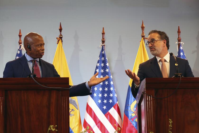 El alcalde de Nueva York, Eric Adams, a la izquierda, y el canciller de Ecuador, Gustavo Manrique, en una conferencia de prensa conjunta tras una reunión sobre migración en Quito, Ecuador, el viernes 6 de octubre de 2023. (AP Foto/Dolores Ochoa)
