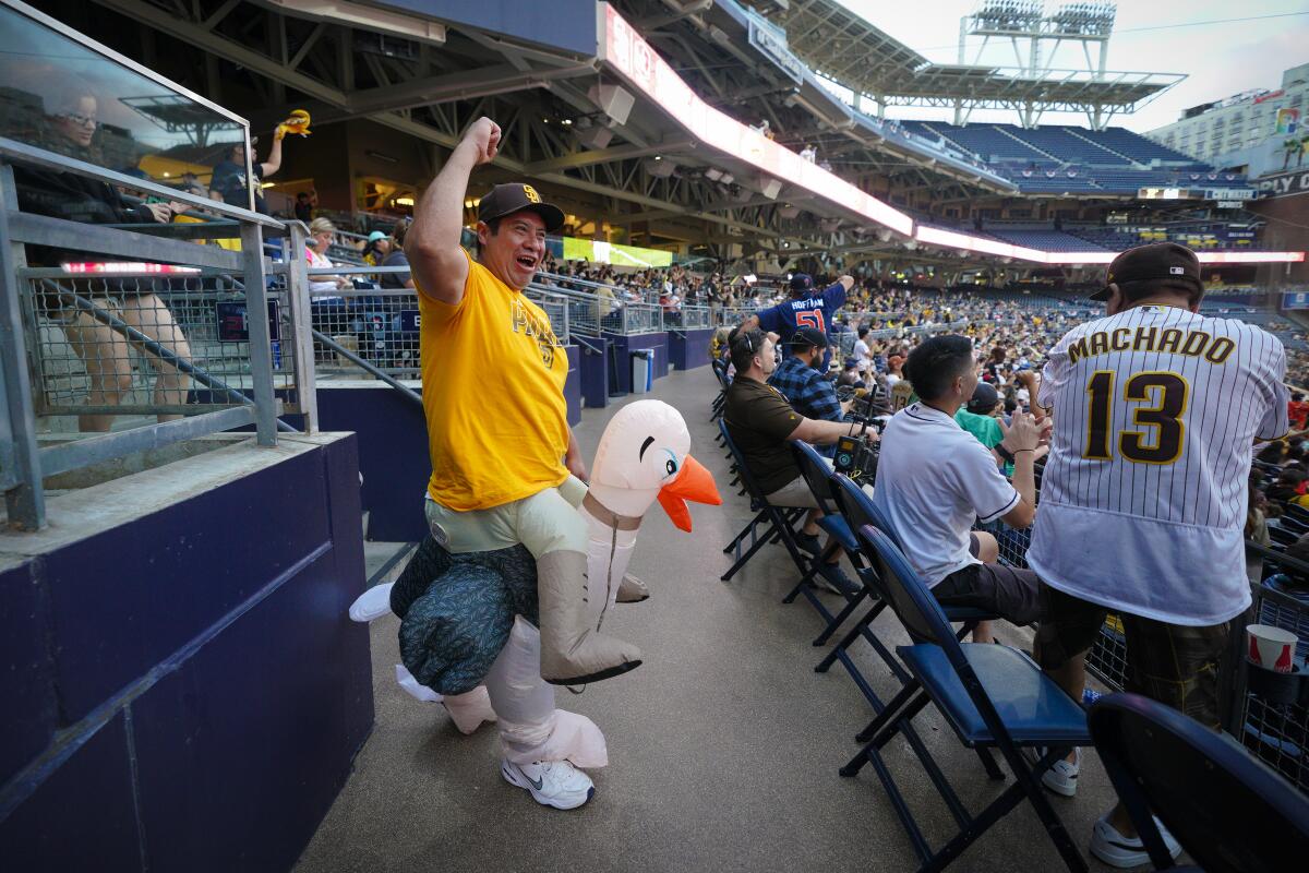 Petco Park erupts for Aztecs in Final Four