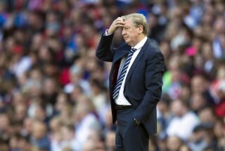 El extécnico de Inglaterra Roy Hodgson observa el partido amistoso entre Inglaterra y Turquía, el 22 de mayo de 2016 en Manchester, Inglaterra. (AP Foto/Jon Super Archivo)