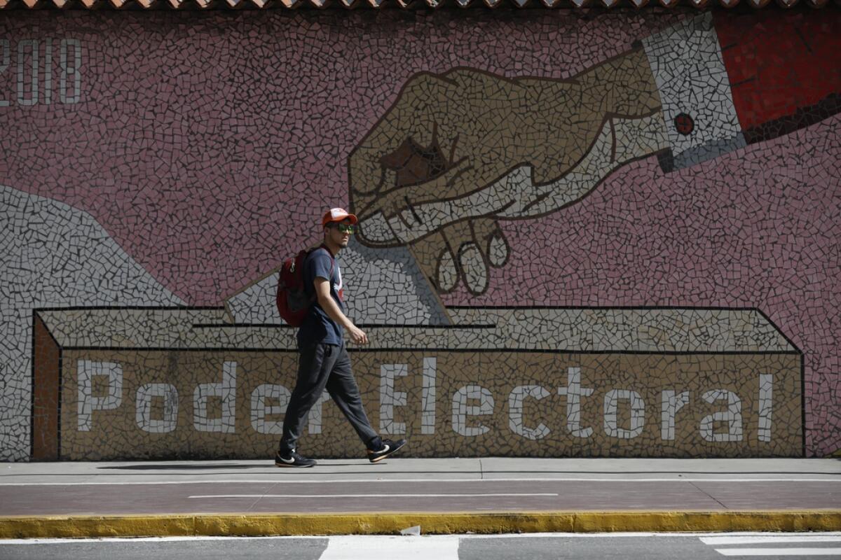 Un hombre camina junto a un mural 