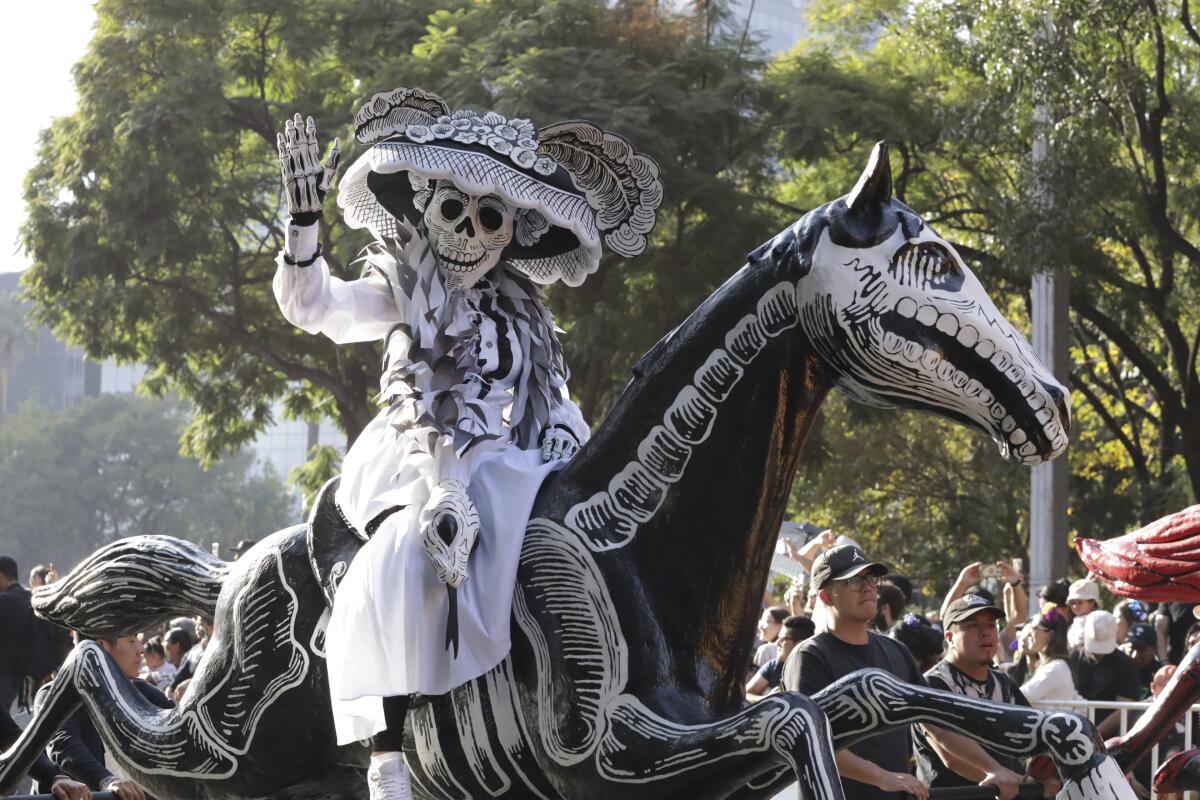 Un participante de un desfile de Día de Muertos en Ciudad de México el sábado 4 de noviembre de 2023.