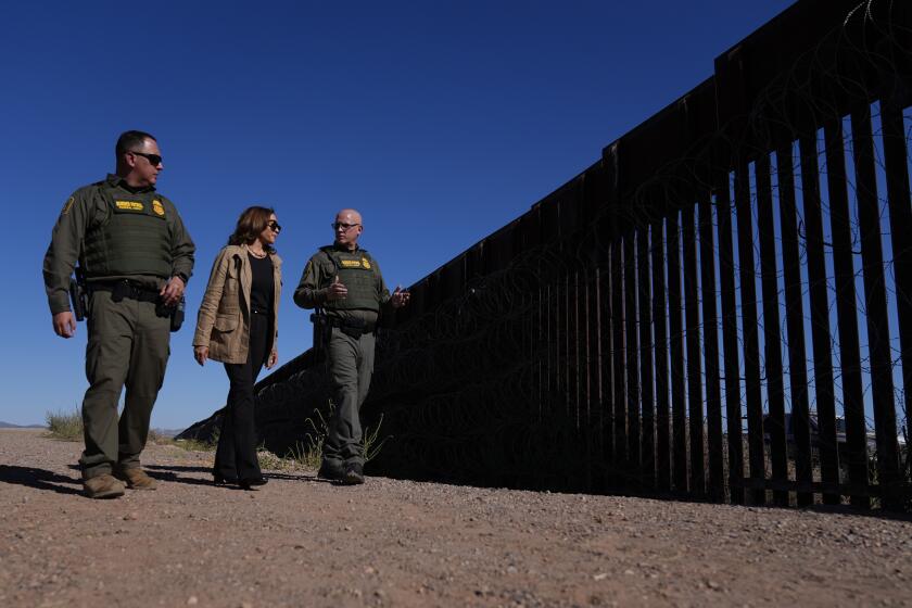 La vicepresidenta estadounidense Kamala Harris con (d) John Modlin, jefe de patrullas del sector Tucson de la Patrulla Fronteriza Estadounidense y Blaine Bennett, encargado del sector de Douglas de la Patrulla Fronteriza, en la zona fronteriza con México en Douglas, Arizona el 27 de septiembre del 2024. (Foto AP /Carolyn Kaster)