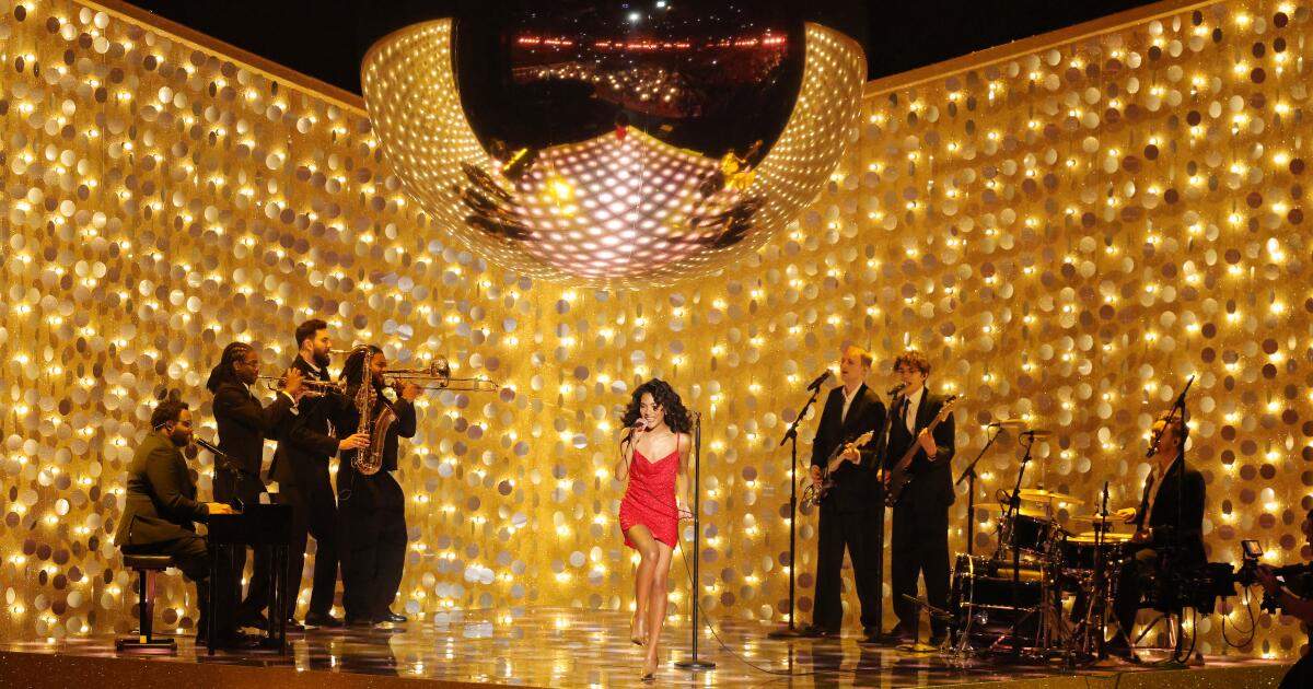 Olivia Dean chante pour les amoureux et les héros à Crypto.com Arena