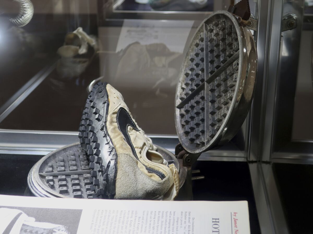 Desconfianza entrada legumbres Nike track shoes used in 1972 Olympic trials sell for $50K - The San Diego  Union-Tribune