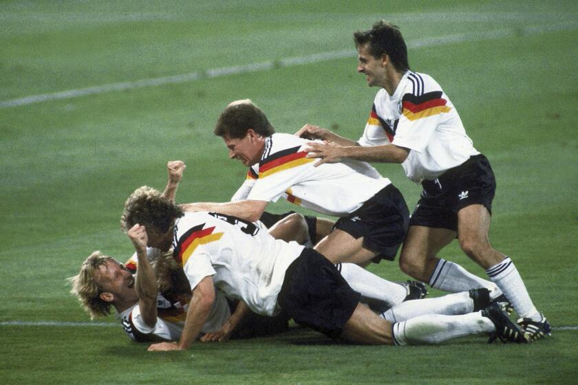 ARCHIVO - Los jugadores de Alemania celebran el gol de Andreas Brehme, izquierda en el piso, para derrotar a Argentina en la final de la Copa Mundial, el 8 de julio de 1990, en Roma.(AP Foto/Carlo Fumagalli)