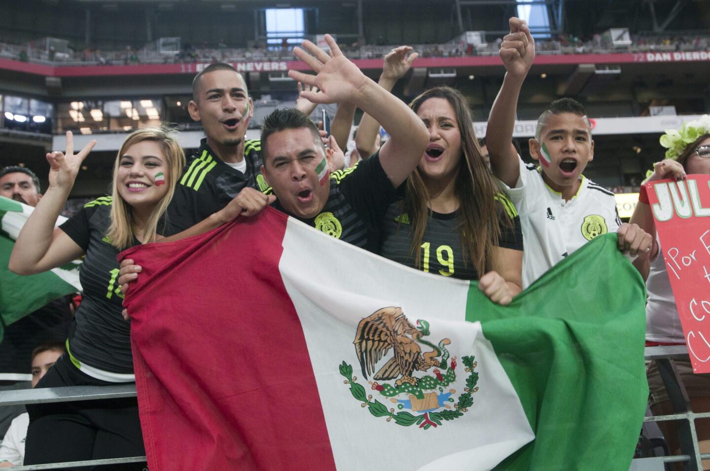 Hinchas de México antes de las acciones ante Guatemala hoy, domingo 12 de julio de 2015, durante un partido de la Copa de Oro en el estadio de la Universidad de Phoenix, Arizona (EE.UU.).