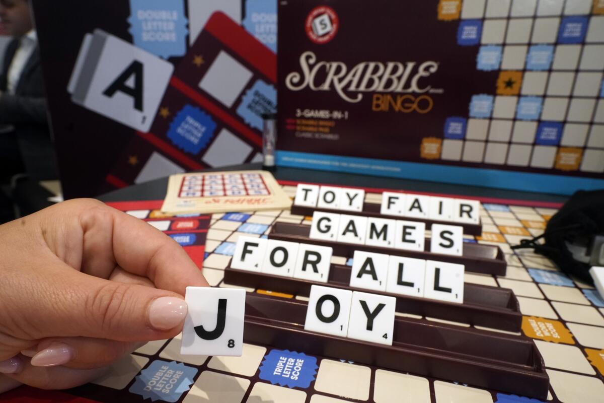 Un juego de Scrabble con fichas más grandes exhibido en la Feria de Juguetes 2023