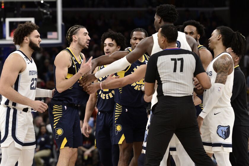 Jugadores de los Pacers de Indiana y Grizzlies de Memphis intercambian palabras en la segunda mitad del juego de baloncesto de la NBA, el domingo 29 de enero de 2023, en Memphis, Tennesee. (AP Foto/Brandon Dill)