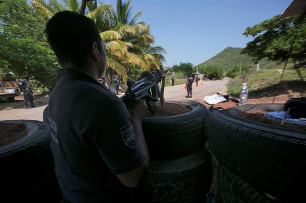 En Michoacán, policías y soldados desplegaron un operativo para tratar de contener la violencia de los narcotraficantes.