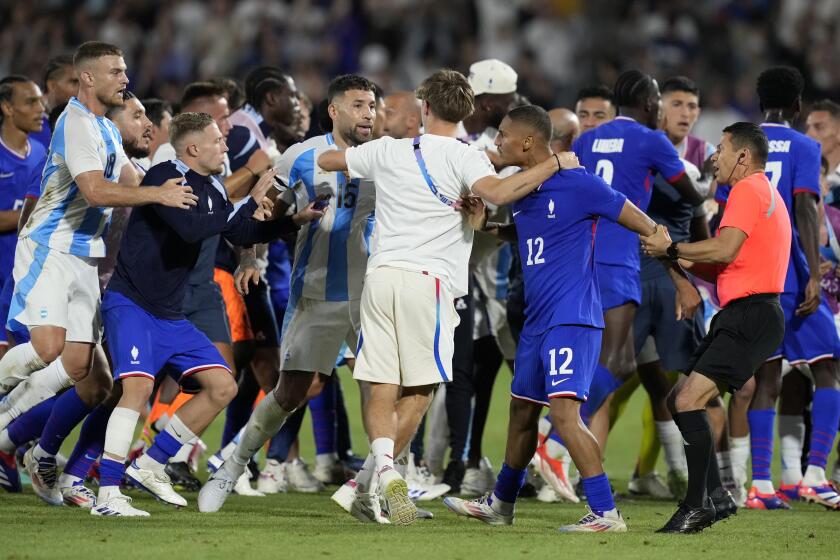 Futbolistas de Francia y Argentina discuten tras el partido por los cuartos de final del fútbol de los Juegos Olímpicos de París, el viernes 2 de agosto de 2024, en Burdeos, Francia. (AP Foto/Moisés Castillo)