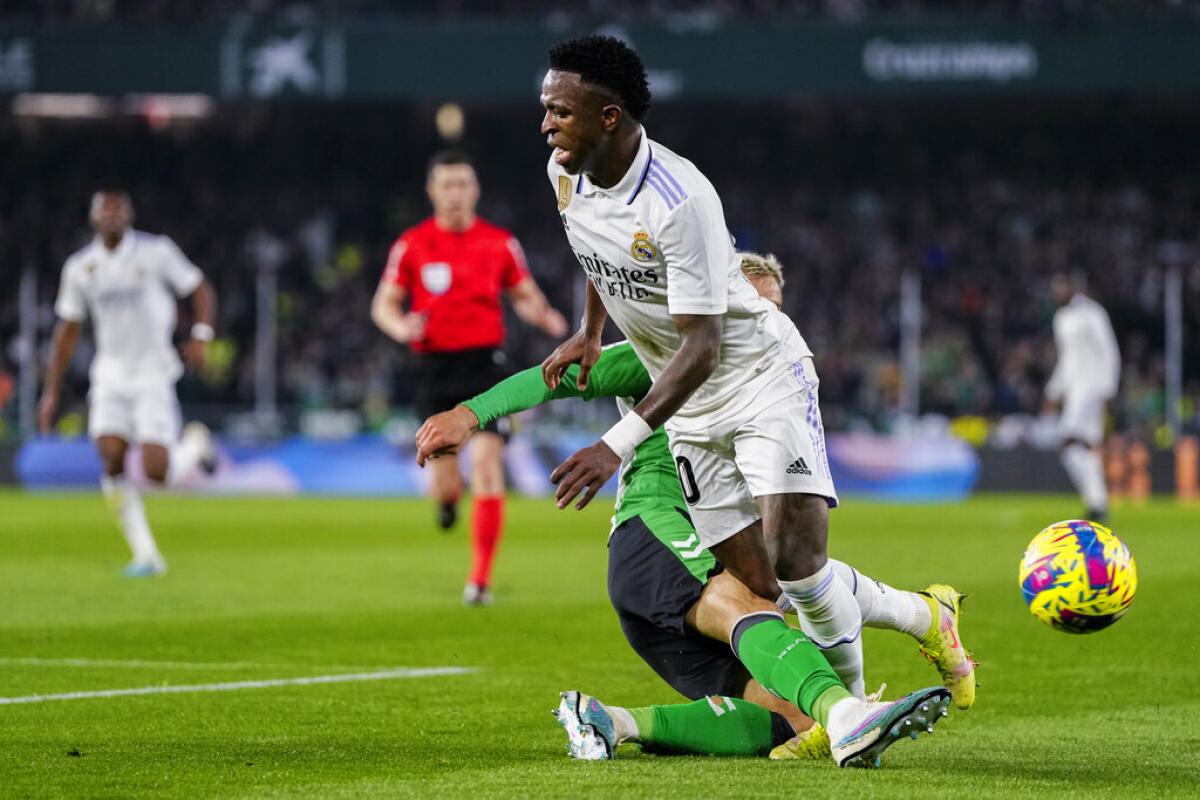 Vinicius Junior (primer plano) del Real Madrid