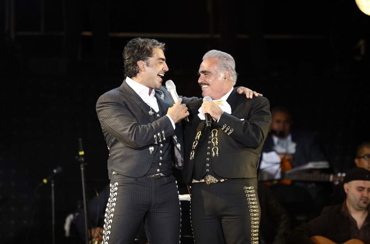 Alejandro y Vicente Fernández durante una de las contadas presentaciones en las que compartuieron el escenario.