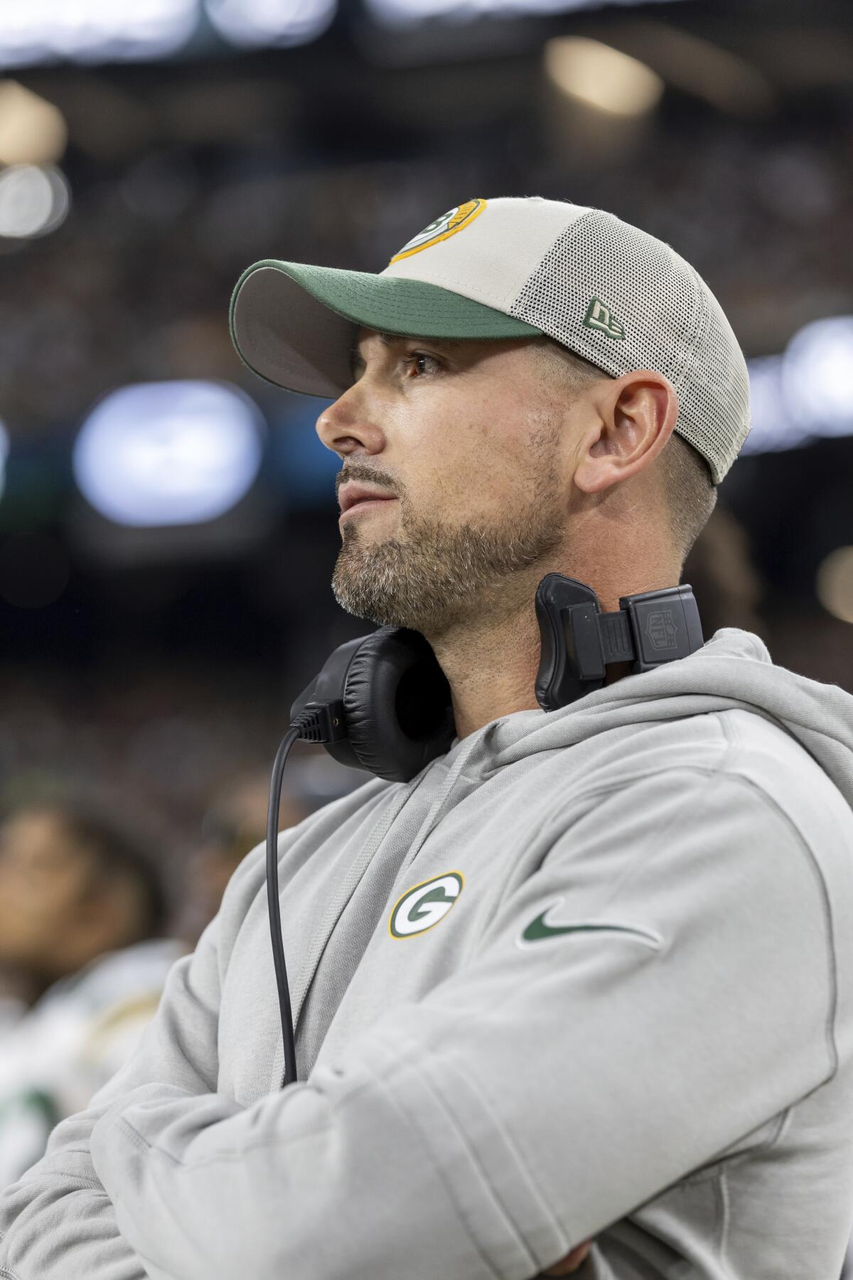 Matt LaFleur, Trainer der Green Bay Packers, beobachtet das Geschehen von der Seitenlinie aus.