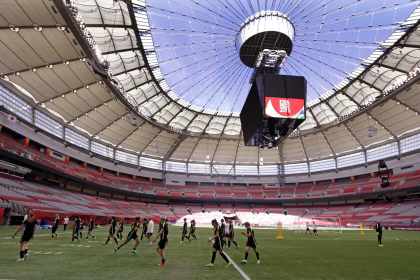 ARCHIVO - Las jugadoras de Estados Unidos durante un entrenamiento previo a la final del Mundial femenino, en el estadio BC Place en Vancouver, Canadá, el sábado 4 de julio de 2015. (AP Foto/Elaine Thompson)