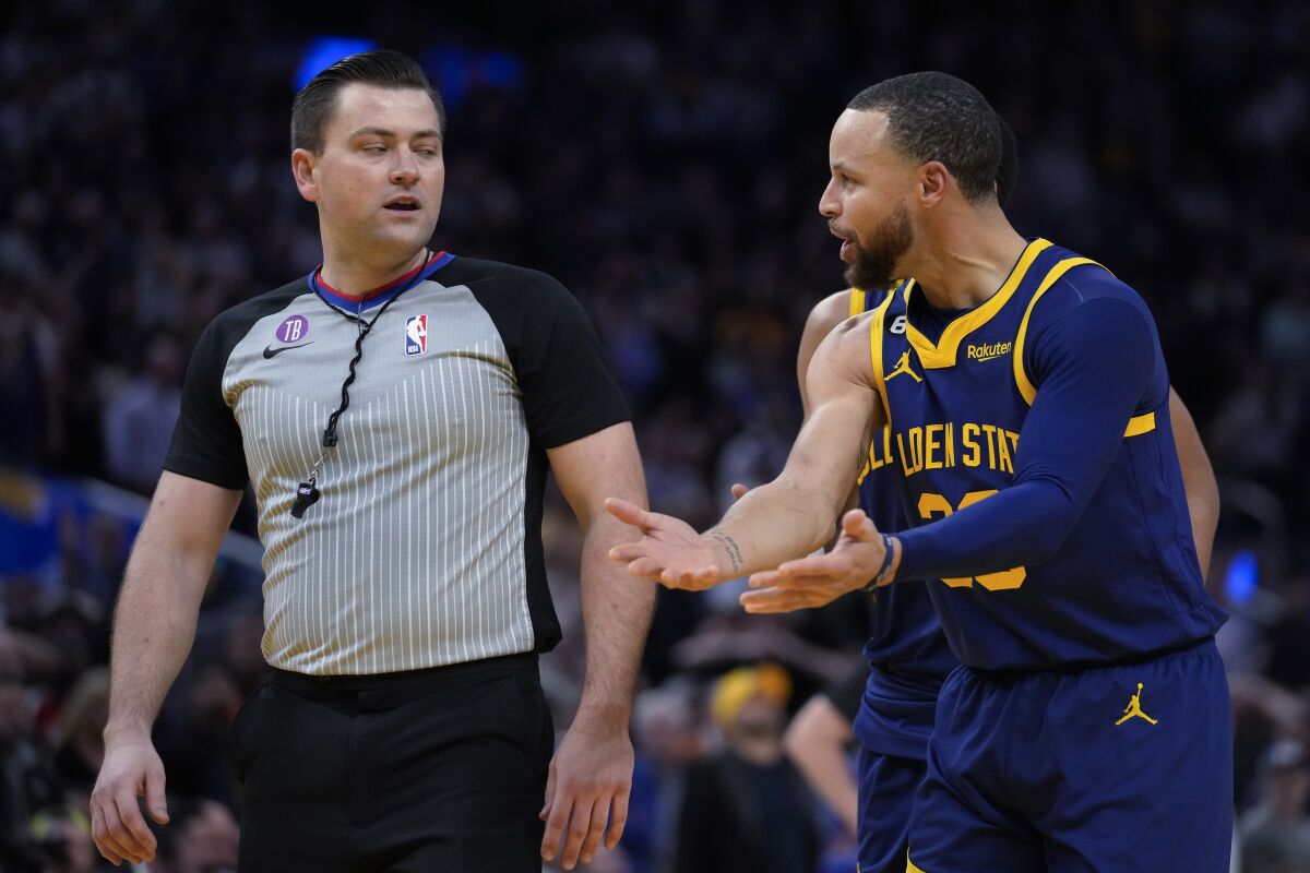 Golden State Warriors guard Stephen Curry, right, reacts after being charged with a technical foul during the second half of the team's NBA basketball game against the Memphis Grizzlies in San Francisco, Wednesday, Jan. 25, 2023. Curry was ejected. (AP Photo/Godofredo A. Vásquez)