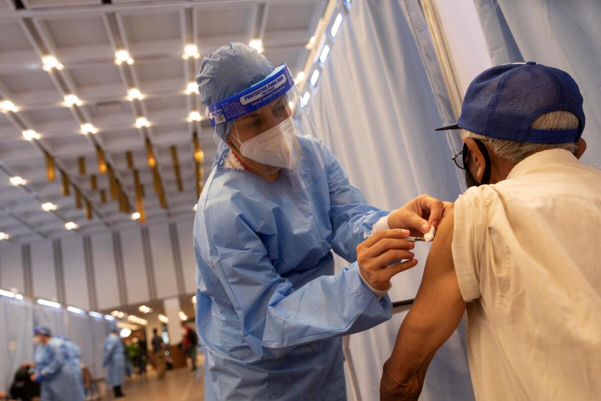 Menos del 1 % de los vacunados se contagia, según el ministro de Sanidad ruso