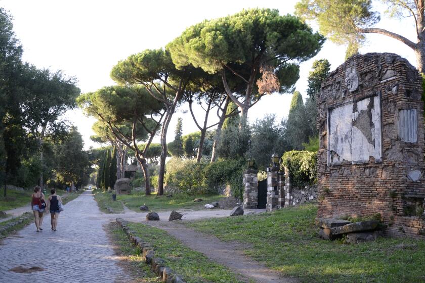 Vista de la Vía Apia, en Roma, el 7 de septiembre de 2013. La antigua vía romana fue admitida en la Lista del Patrimonio Mundial de la UNESCO el sábado 27 de julio de 2024. (Foto AP/Michele Barbero, Archivo)