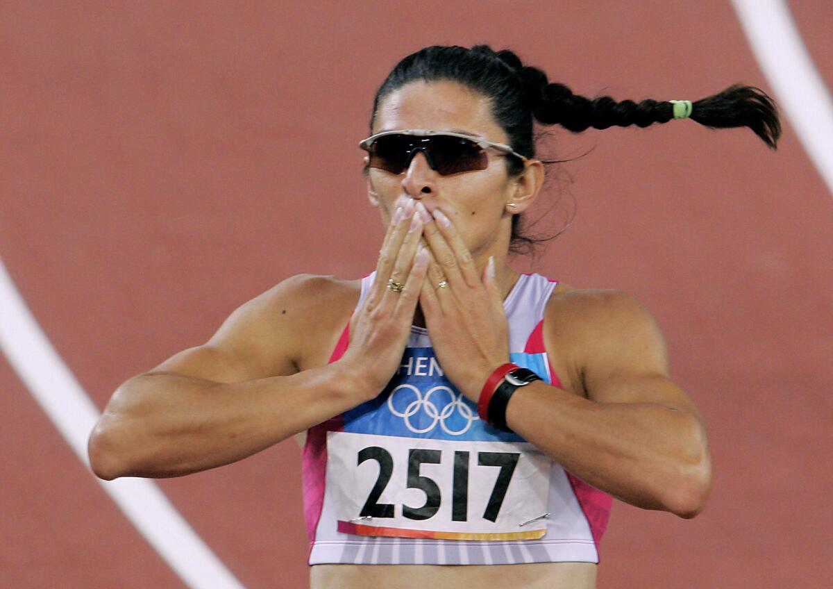 Mexico's Ana Guevara blows a kiss to the crowd after she won semi-final one of the women's 400m, 22 August 2004, during the Olympic Games athletics competitions at the Olympic Stadium in Athens. AFP PHOTO/DANIEL GARCIA.