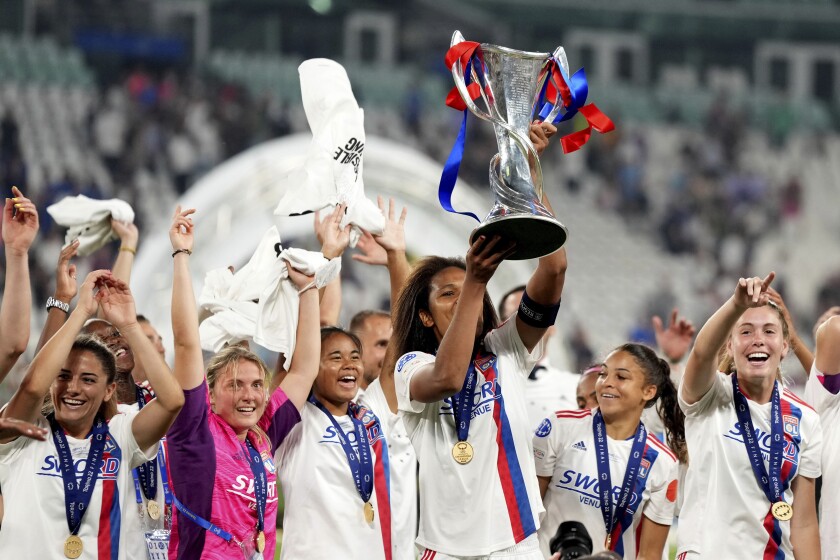 Wendie Renard del Lyon levanta el trofeo tras ganar la Liga de Campeones femenina 