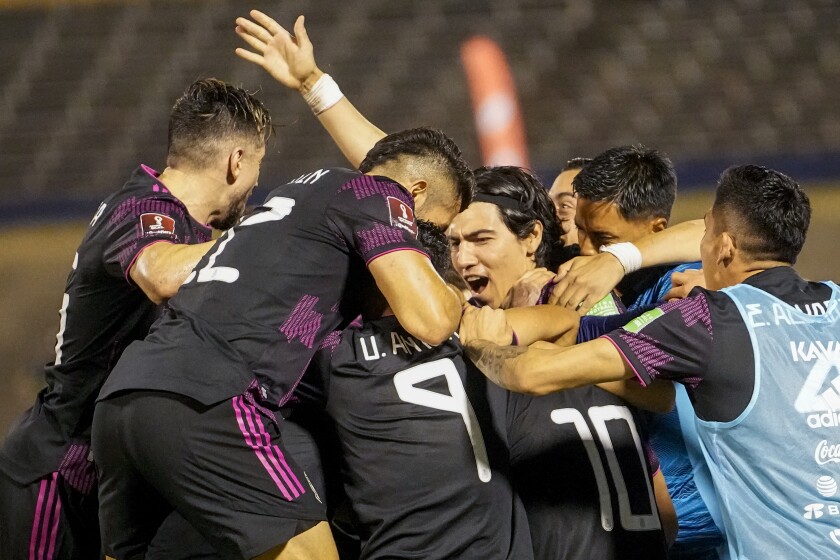 Los jugadores de México celebran después de que Alexis Vega 