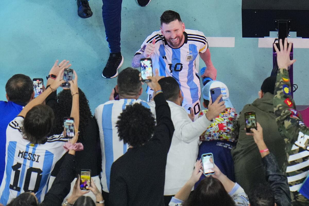 Lionel Messi saluda a los hinchas tras la victoria 3-0 ante Croacia en las semifinales del Mundial, 