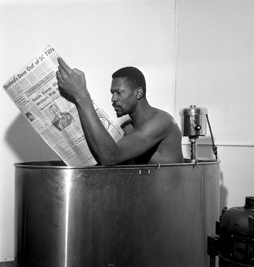 La star des Boston Celtics, Bill Russell, se détend dans un bain à remous après un entraînement à San Francisco le 31 décembre 1963.