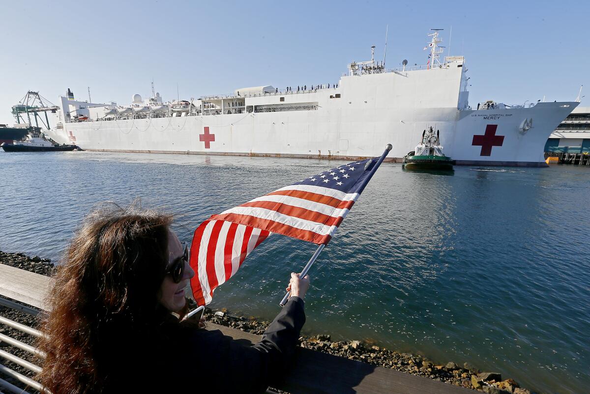 El buque hospital Mercy de la Marina llegó al Puerto de Los Ángeles el 27 de marzo. El buque, que podría proporcionar 1.000 camas adicionales, no se utilizará para tratar a pacientes con COVID-19, pero aceptará enfermos con otros problemas médicos en un intento de aliviar la carga en los hospitales.