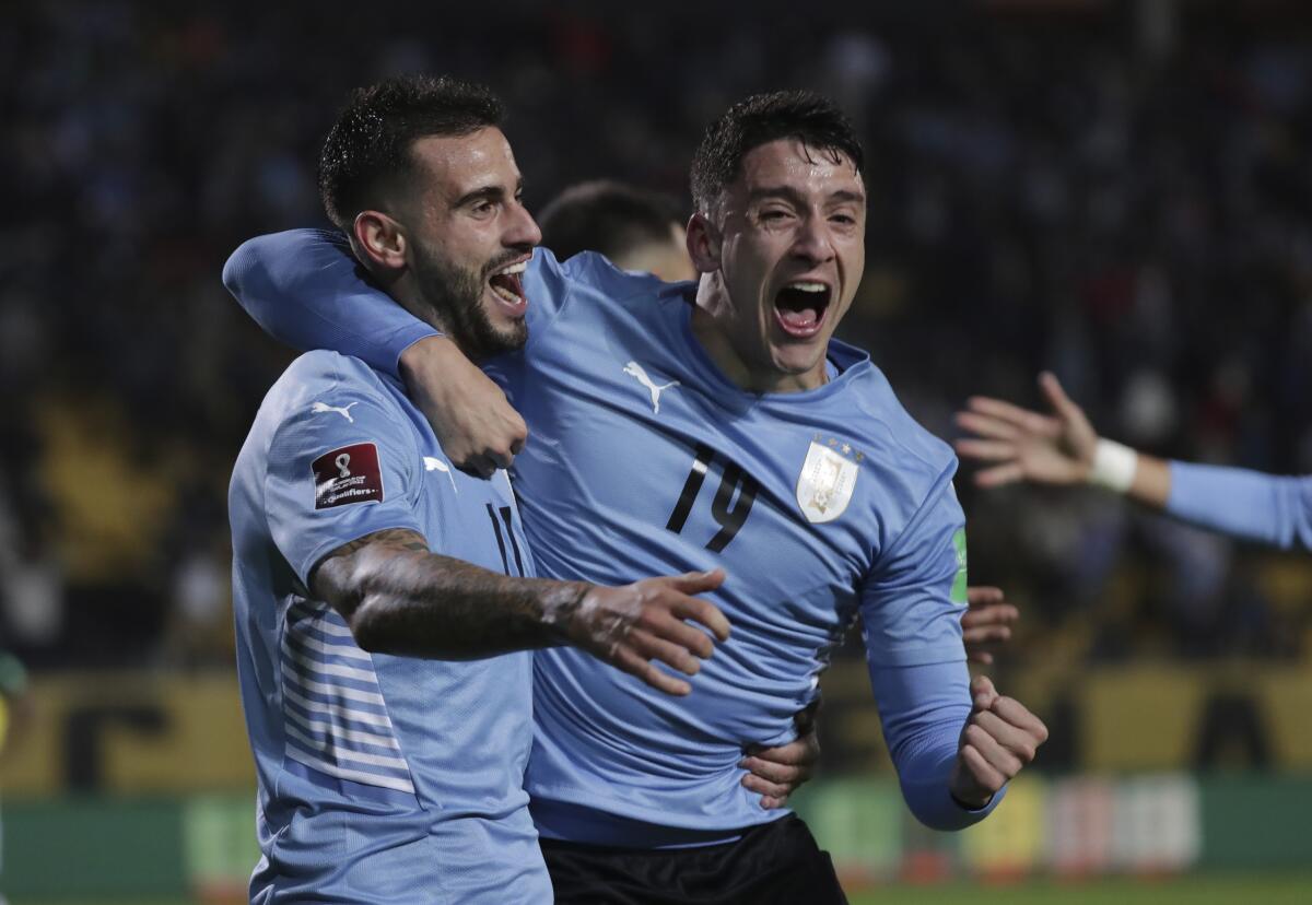 Gastón Pereiro celebra con su compañero Sebastián Coates tras anotar el gol con el que Uruguay venció 1-0 a Ecuador en el partido por las eliminatorias del Mundial, el jueves 9 de septiembre de 2021, en Montevideo. (Raúl Martínez/Pool vía AP)