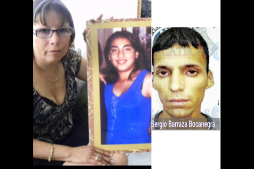 Marisela detiene la foto de su hija asesinada por Sergio a la derecha.