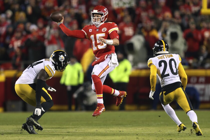 El quarterback de los Chiefs de Kansas City Patrick Mahomes lanza un pase en la primera mitad del juego de comodín ante los Steelers de Pittsburgh el domingo 16 de enero del 2022. (AP Foto/Travis Heying)