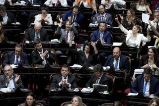 Los legisladores celebran después de aprobar parte de un proyecto de ley promovido por el presidente argentino Javier Milei en Buenos Aires, Argentina, el martes 30 de abril de 2024. (AP Foto/Natacha Pisarenko)