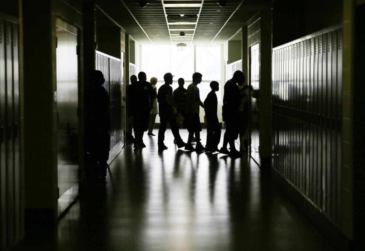 En esta fotografía de archivo del 29 de agosto de 2013, estudiantes caminan por los pasillos en un evento de puertas abiertas en una secundaria en Filadelfia. Los adolescentes en Estados Unidos tienen mucho menos relaciones sexuales, consumen con menos frecuencia alcohol y drogas, y no fuman tanto, según una encuesta gubernamental de comportamientos juveniles riesgosos publicada el jueves 9 de julio de 2016. (AP Foto/Matt Slocum)